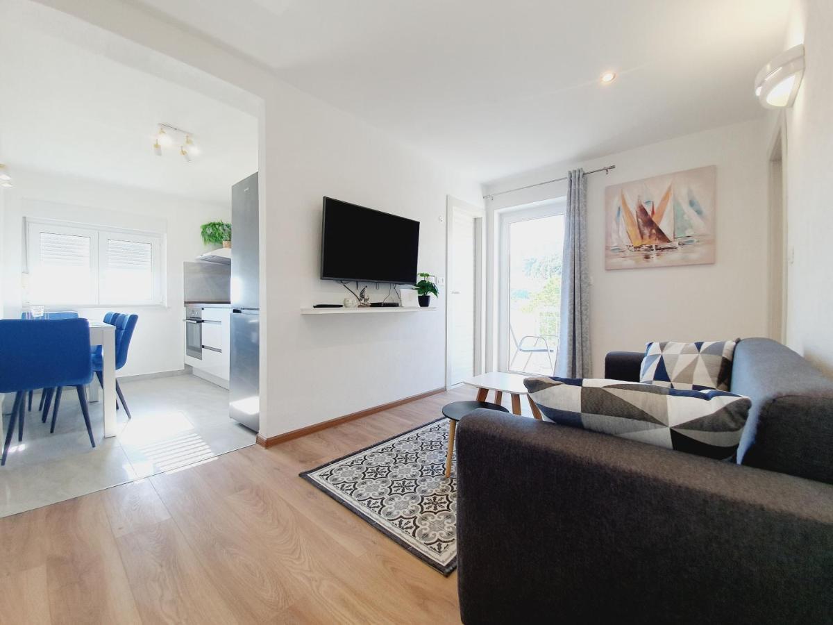 White House Apartments Dugi Rat Bagian luar foto