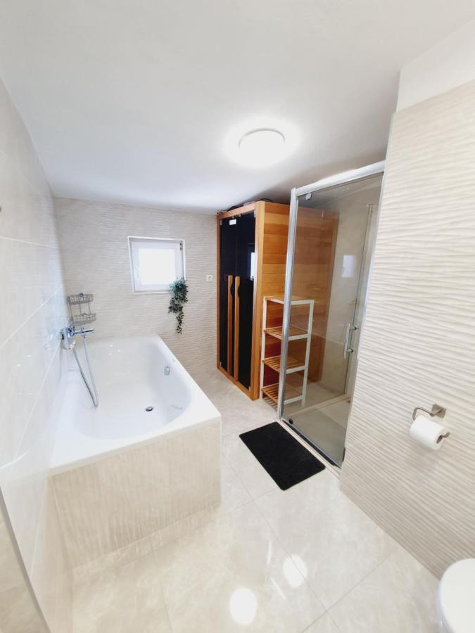 White House Apartments Dugi Rat Bagian luar foto
