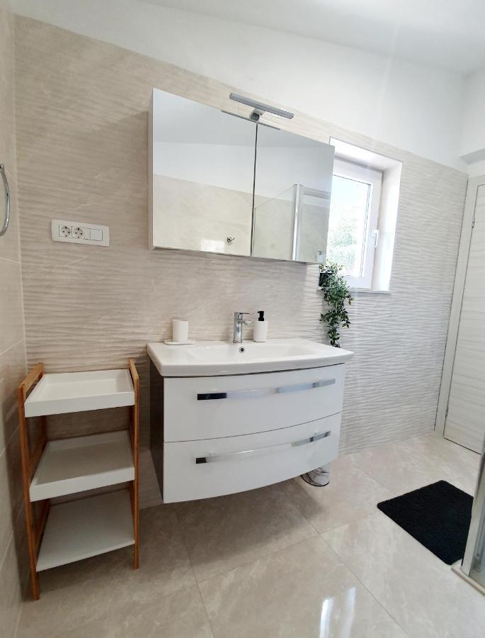 White House Apartments Dugi Rat Bagian luar foto