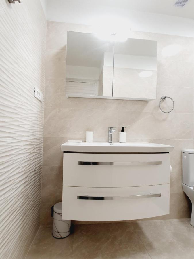 White House Apartments Dugi Rat Bagian luar foto