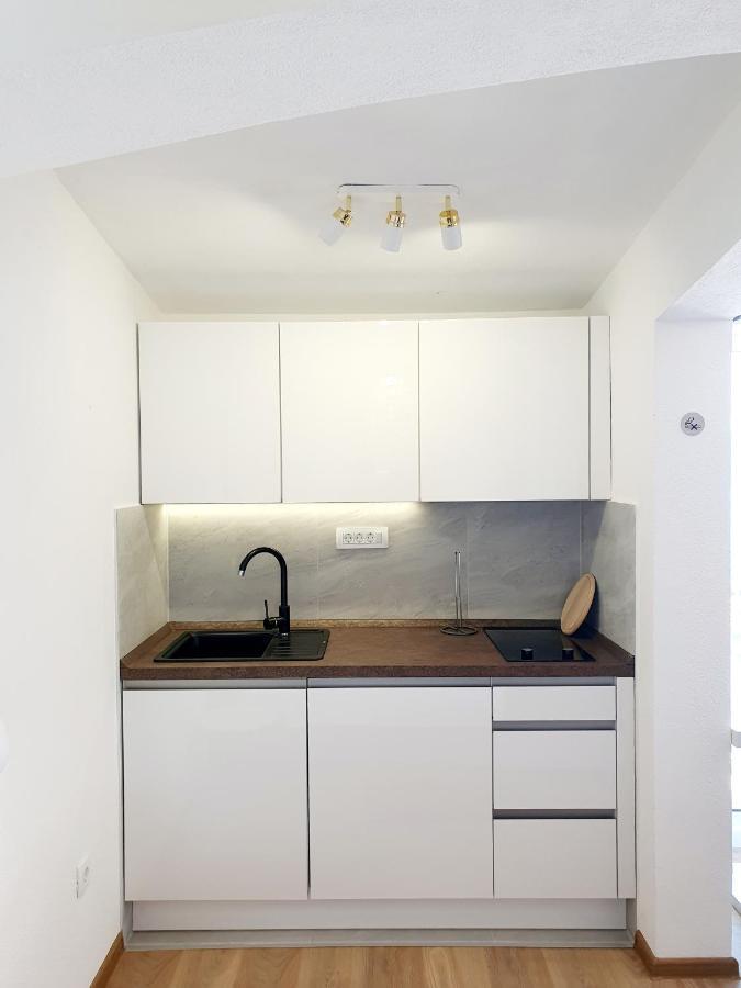 White House Apartments Dugi Rat Bagian luar foto